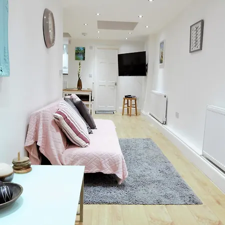 Newly Refurbished 2 Bedroom Apartment In The Heart Of Greenwich